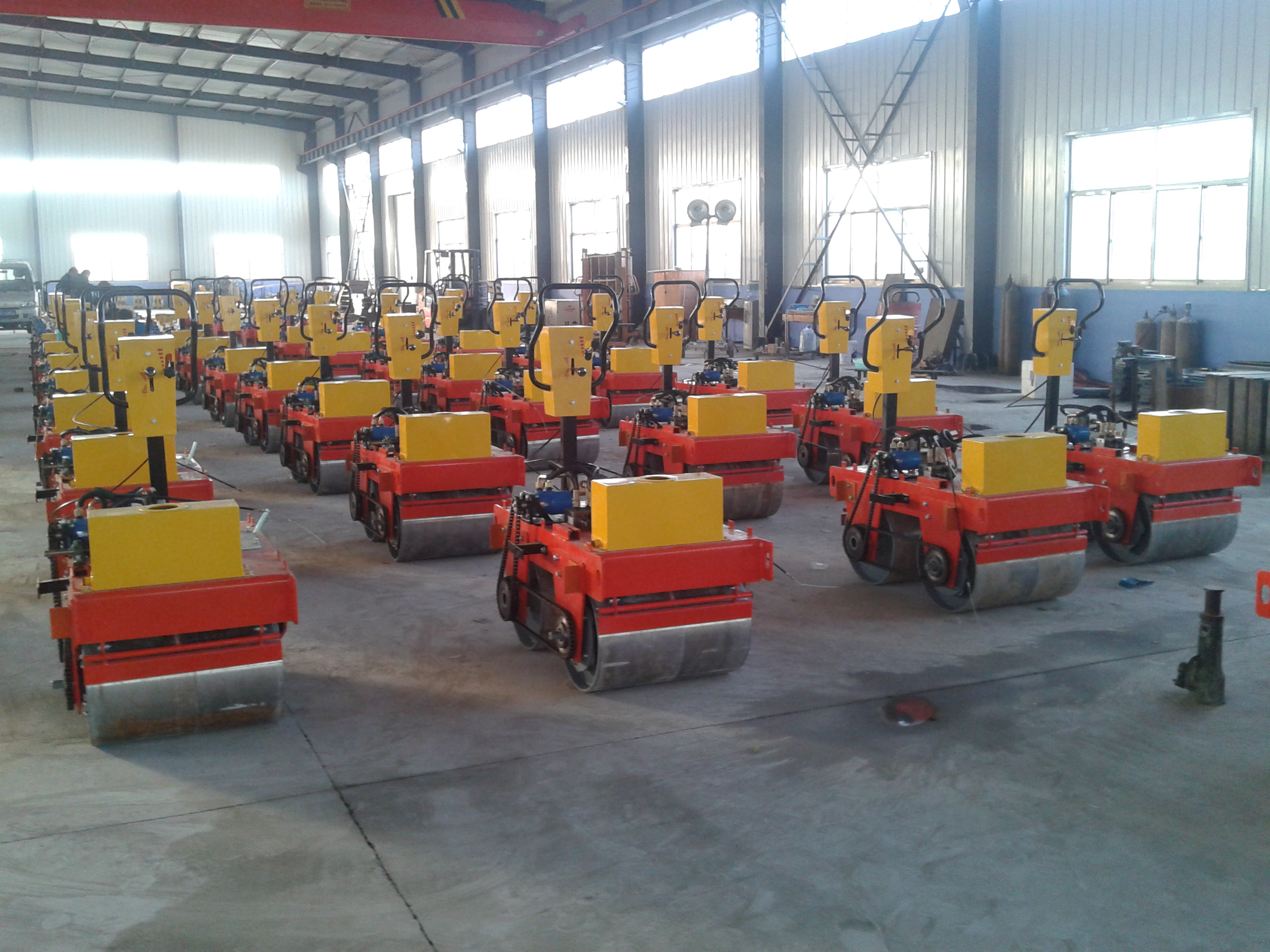 小型壓路機生產車間